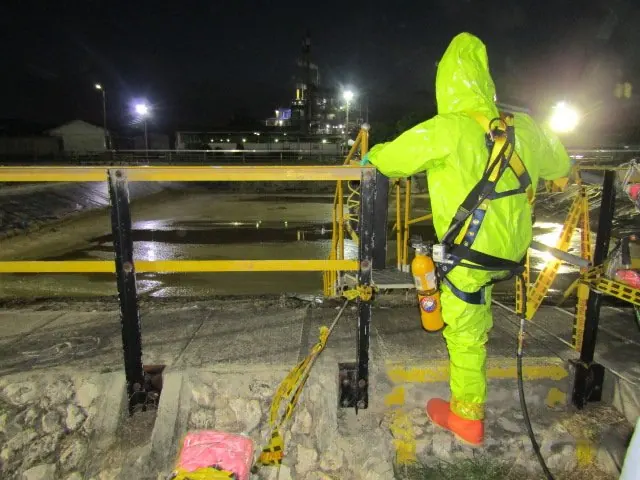 Técnico de Grupo Pelícano con traje de protección atendiendo una emergencia nocturna