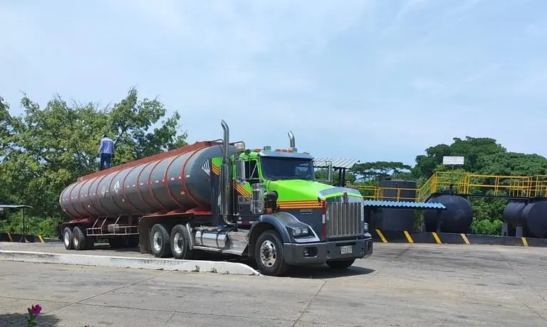 Camión cisterna de Grupo Pelícano para transporte de residuos